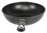 Zwarte wokpan met een diameter van 32 cm, bovenaanzicht met zichtbaar handvat.