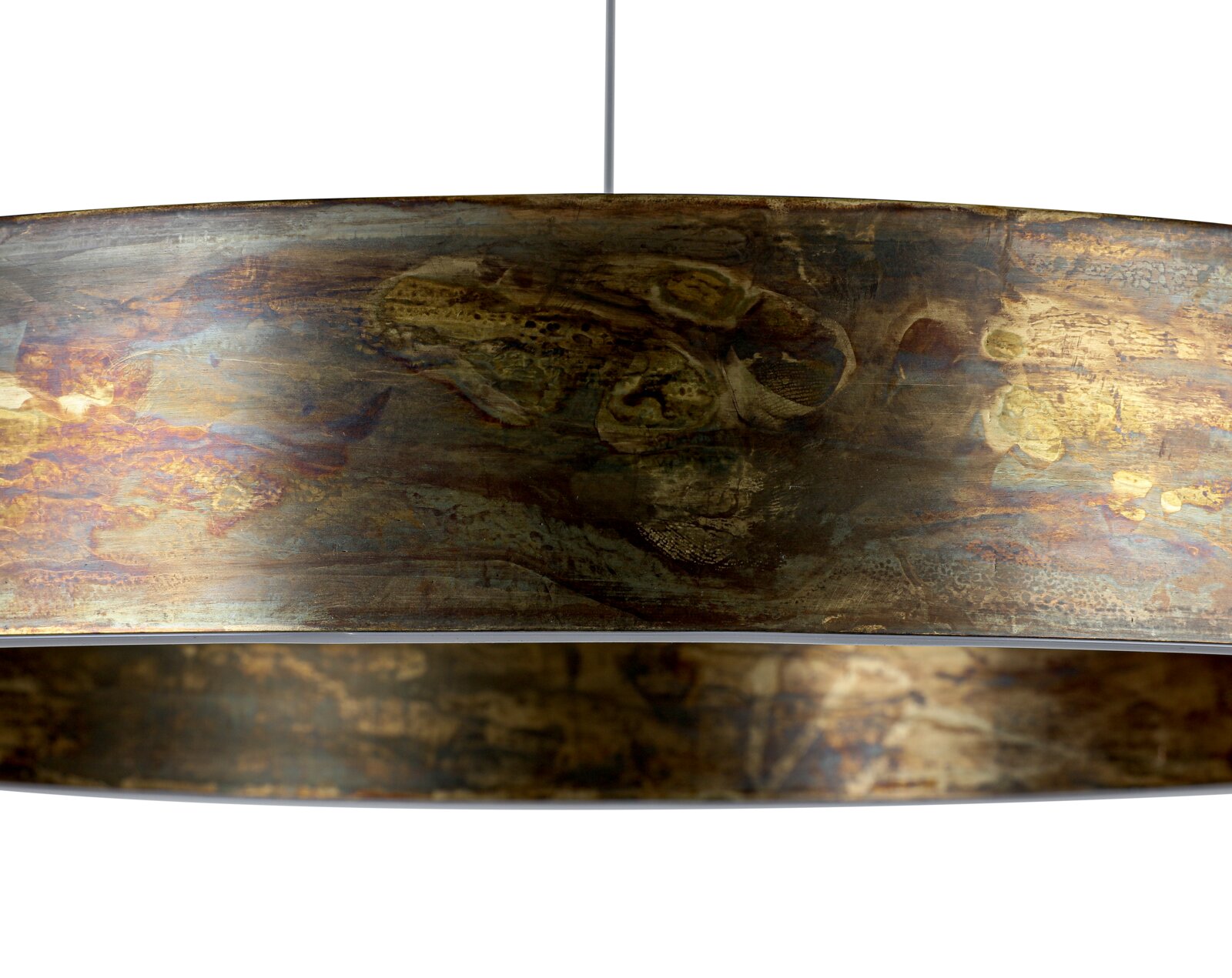 Close-up van een LED-hanglamp met een kunstzinnig gedessineerde, metalen kap in warme aardetinten, gezien vanuit de zijkant.