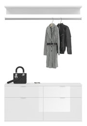 Frontale Ansicht einer modernen Garderobenkombination mit weißem Schrank, Kleiderstange und Ablage, dekoriert mit einem Mantel, einer Jacke, einer Handtasche und einer Brille.