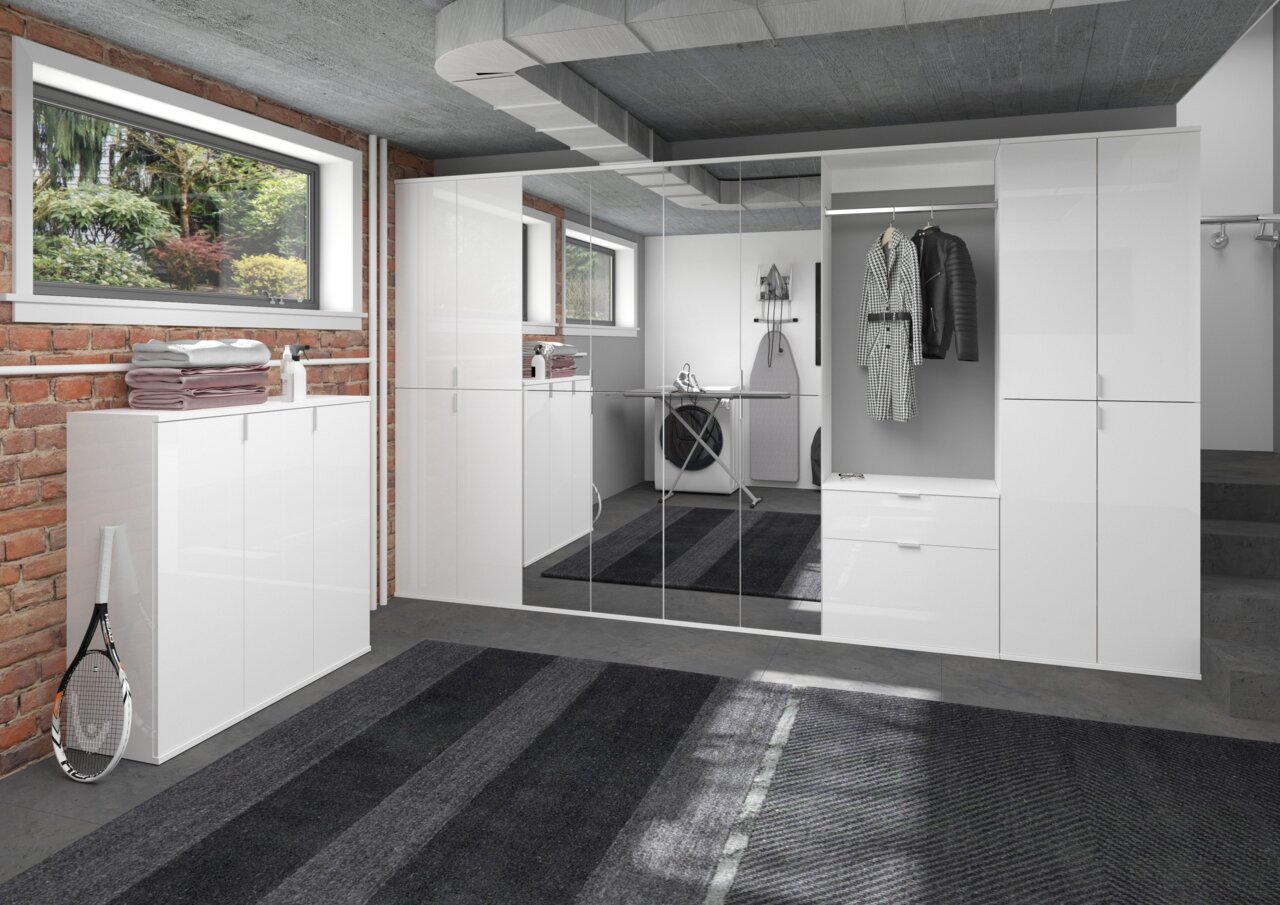 Moderne Garderobenkombination in einem Raum mit Backsteinwand und Fenstern, Perspektive von vorne links