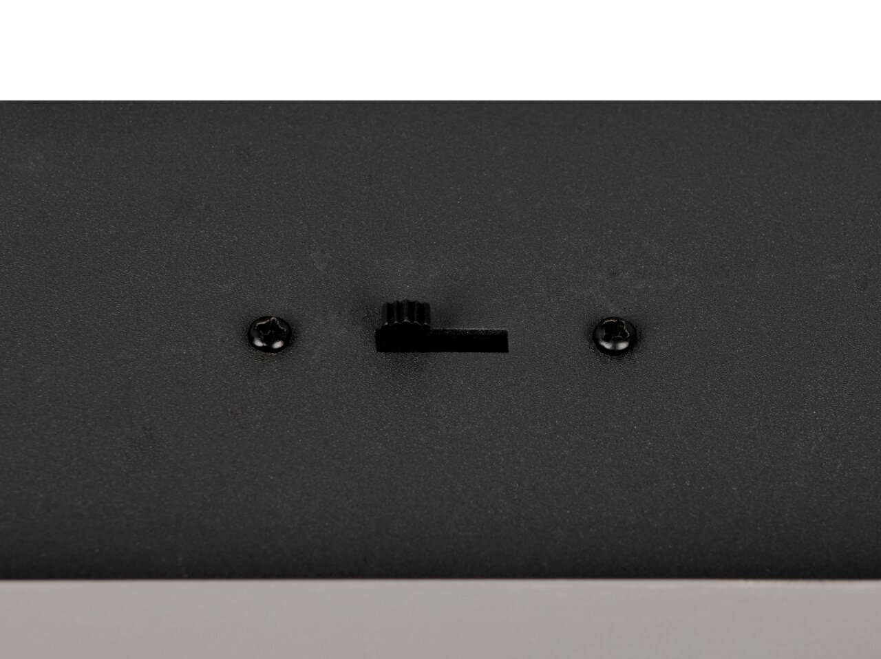 Nahaufnahme der Unterseite einer Pendelleuchte mit zwei Schrauben und einem Schieberegler.