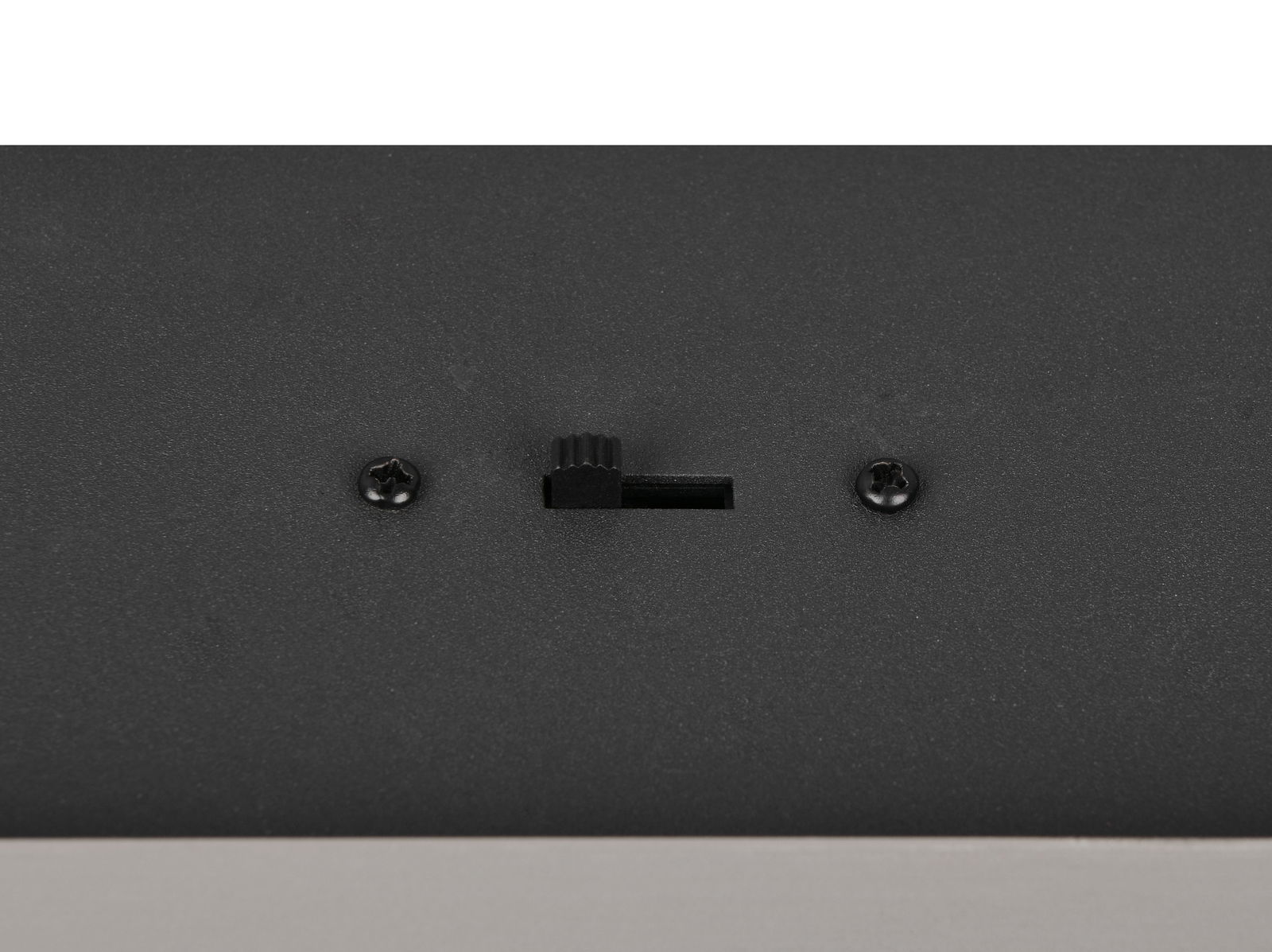 Nahaufnahme der Unterseite einer Pendelleuchte mit zwei Schrauben und einem Schieberegler.