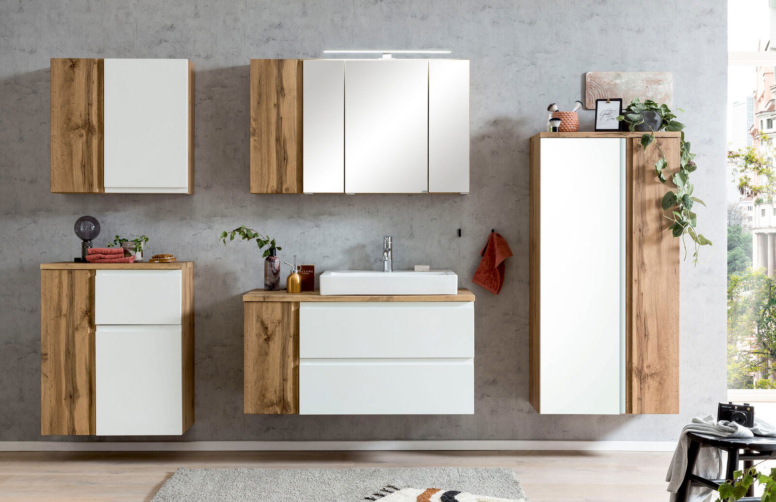 Moderner Midischrank 65 cm in Holzoptik mit weißer Front, Teil eines stilvollen Badezimmer-Sets, frontal abgebildet.