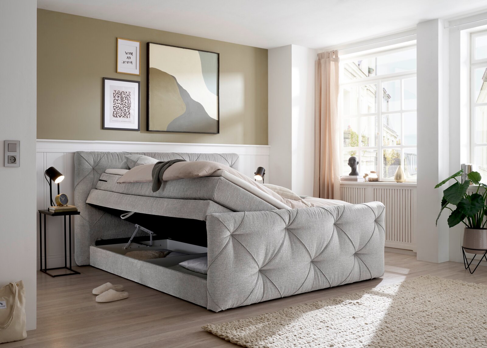 Boxspringbed in een moderne slaapkamer met opbergruimte, zijaanzicht