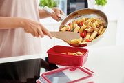 Rote Mikrowellendose der Serie CLIP&MICRO von Emsa, gefüllt mit Pasta, aus der Perspektive von oben fotografiert.