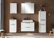 Moderne Badezimmermöbel in Weiß mit Holzdetails, bestehend aus einem Midischrank, einem Waschbeckenunterschrank und einem Spiegelschrank, frontal betrachtet.