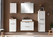Moderne Badezimmermöbel in Weiß mit Holzdetails, bestehend aus einem Midischrank, einem Waschbeckenunterschrank und einem Spiegelschrank, frontal betrachtet.