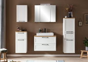 Moderne Badezimmermöbel in Weiß mit Holzdetails, bestehend aus einem Midischrank, einem Waschbeckenunterschrank und einem Spiegelschrank, frontal betrachtet.