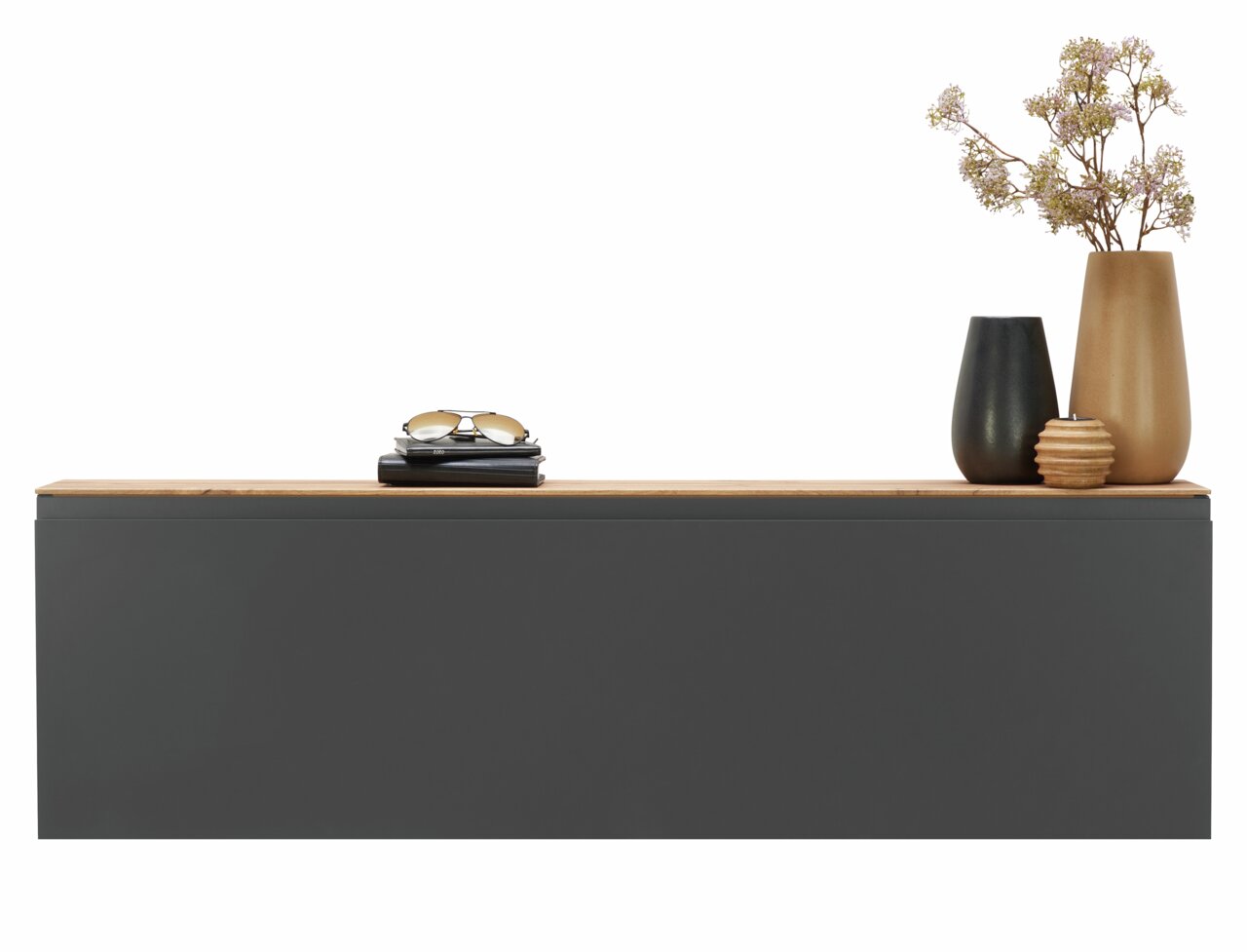 Moderano Hängeschuhschrank LECCO PLUS Moderner Hängeschuhschrank in dunklem Grau mit Holzoberfläche, dekoriert mit Vasen und Sonnenbrille, Frontalansicht.