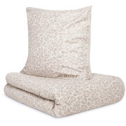Satinbettwäsche-Set von s.Oliver in Beige mit dezentem Leopardenmuster, bestehend aus einem Kissenbezug und einem Bettdeckenbezug, frontal präsentiert.
