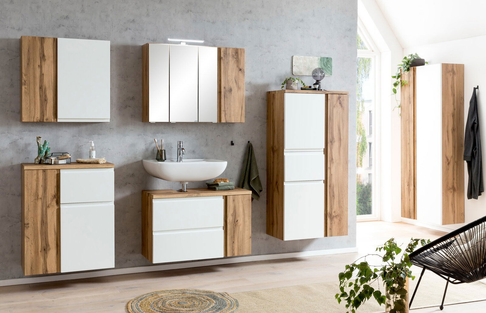 Moderner Badezimmer-Unterschrank in Holzoptik mit weißen Fronten, frontal betrachtet.