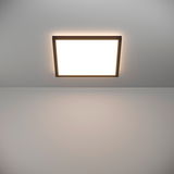 LED-Deckenleuchte ROVITO-R, quadratisch, von unten betrachtet, mit warmem Lichtschein an der Decke.