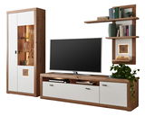 Moderne Wandkombination BORKUM in Holzoptik mit weißem Finish, bestehend aus einem hohen Schrank mit Glaseinsatz, einem TV-Board und einem Wandregal. Perspektive: Frontalansicht.
