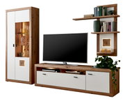Moderne wandcombinatie BORKUM in houtlook met witte afwerking, bestaande uit een hoge kast met glazen paneel, een tv-meubel en een wandplank. Perspectief: vooraanzicht.