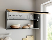 Wandhängender Küchen-Oberschrank in Anthrazit mit nach oben klappbarer Holzfront und Gasdruckdämpfern, geöffnet und mit Gläsern sowie Geschirr bestückt, Ansicht schräg von vorn