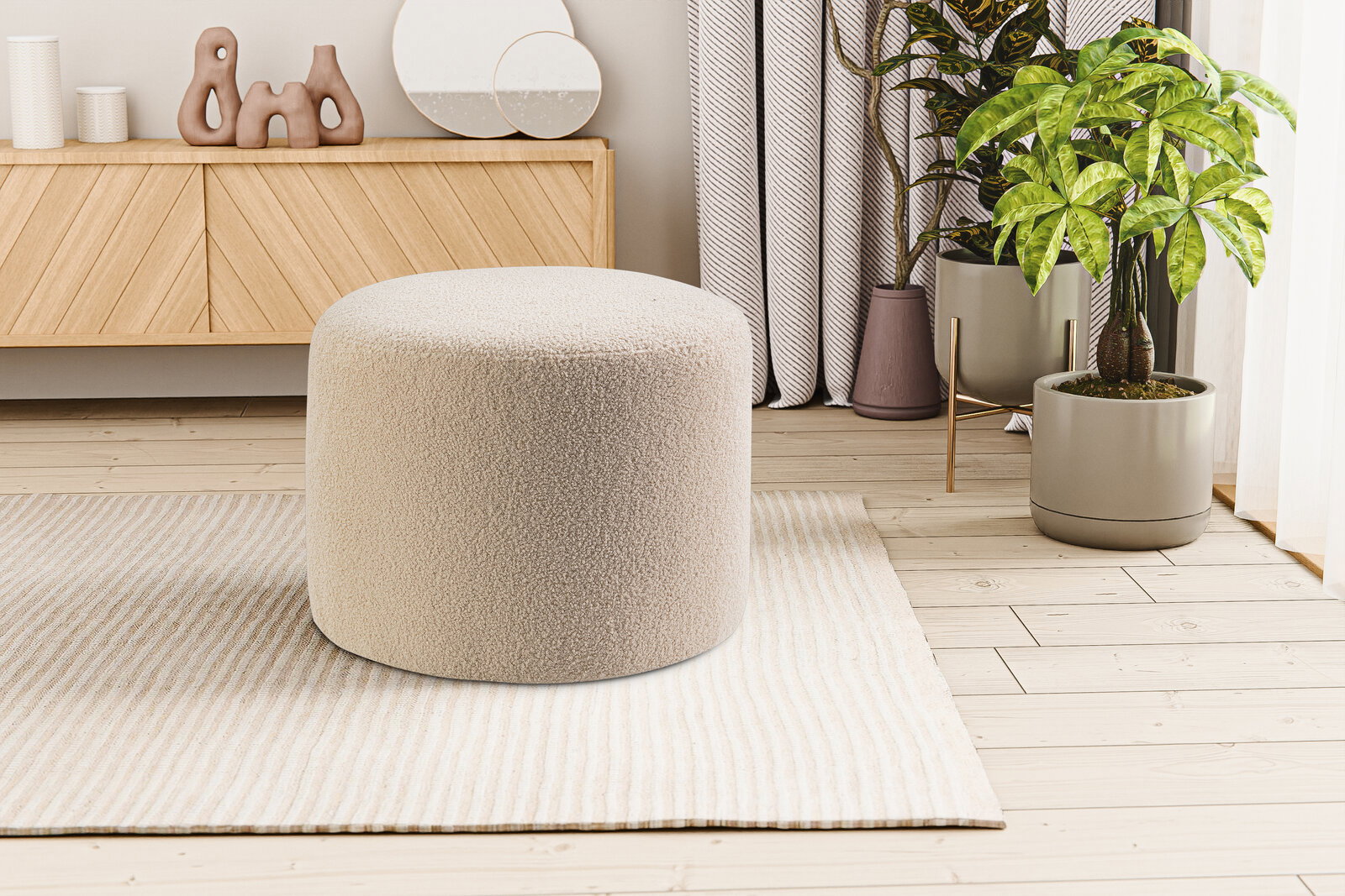 Beiger, runder Bouclé-Sitzpouf auf hellem Teppich in modernem Wohnzimmer, Frontansicht auf Augenhöhe