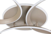 Moderne led-plafondlamp met een gebogen vormgeving, gezien van onderaf.
