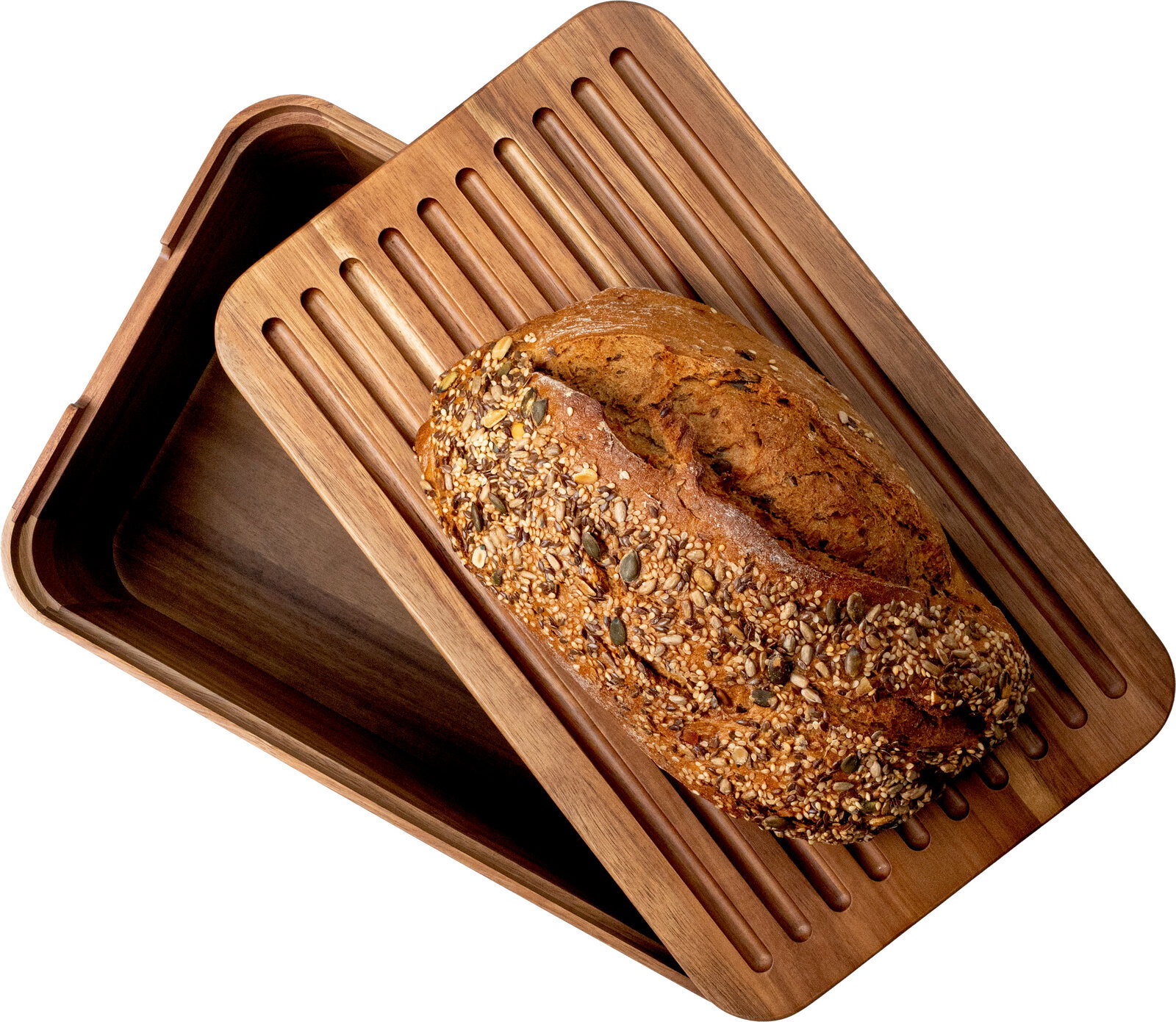 Holz-Brotkasten mit gerilltem Deckel und Saatenbrot, schräg von oben in 3/4-Perspektive auf weißem Hintergrund