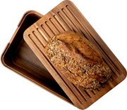 Holz-Brotkasten mit gerilltem Deckel und Saatenbrot, schräg von oben in 3/4-Perspektive auf weißem Hintergrund