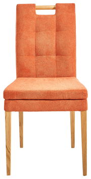 Vorderansicht eines orangefarbenen Stuhls mit Holzbeinen und gepolsterter Sitzfläche.