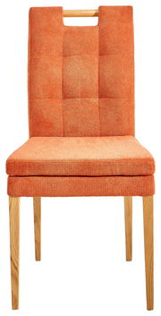 Vorderansicht eines orangefarbenen Stuhls mit Holzbeinen und gepolsterter Sitzfläche.