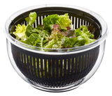 Salatschleuder PULLIT mit frischem Salat, seitliche Perspektive