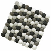 Quadratischer Untersetzer aus grauen, weißen und schwarzen Filzkugeln, von oben betrachtet.