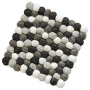 Quadratischer Untersetzer aus grauen, weißen und schwarzen Filzkugeln, von oben betrachtet.