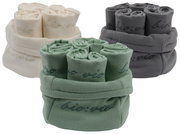Drei Sets von Gästetüchern in den Farben Creme, Grün und Grau, aufgerollt und in passenden Stoffkörben präsentiert. Perspektive von vorne.