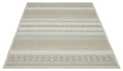 Beige en crèmekleurig tapijt van platweefsel met horizontale strepen en geometrische patronen, schuin van bovenaf in perspectief gefotografeerd.
