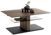 Moderner Couchtisch aus Holz mit Glasablage, dekoriert mit Vasen und Gläsern, seitliche Perspektive