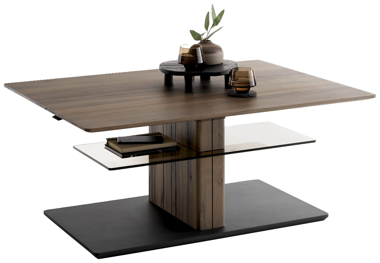 Moderner Couchtisch aus Holz mit Glasablage, dekoriert mit Vasen und Gläsern, seitliche Perspektive
