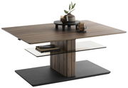 Moderner Couchtisch aus Holz mit Glasablage, dekoriert mit Vasen und Gläsern, seitliche Perspektive