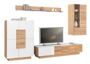 Moderne Wohnwand aus Holz und Weiß mit TV-Schrank, Hängeschrank und Regal, frontal betrachtet.
