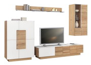 Moderne Wohnwand aus Holz und Weiß mit TV-Schrank, Hängeschrank und Regal, frontal betrachtet.
