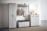 Moderne Garderobenkombination in hellem Raum, bestehend aus einem hohen Schrank, einem Garderobenpaneel mit Haken und Ablage, einer Schuhbank mit Sitzkissen und einem Schuhschrank mit Spiegel. Frontalansicht.