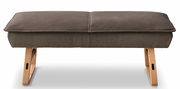 Hockerbank 3er groß in braunem Stoff mit Holzbeinen, Frontalansicht