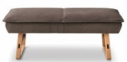 Hockerbank 3er groß in braunem Stoff mit Holzbeinen, Frontalansicht