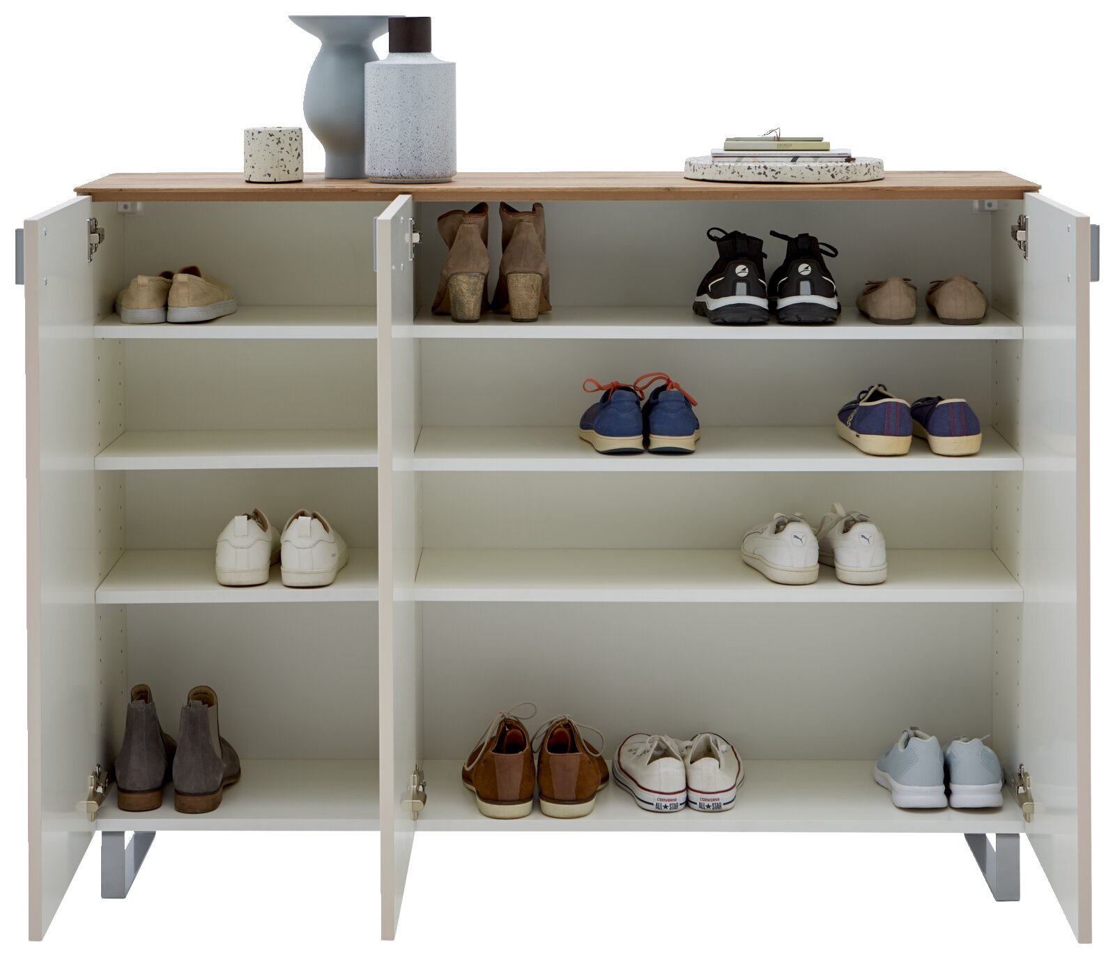 XL-Schuhschrank mit offenen Türen, gefüllt mit verschiedenen Schuhen auf mehreren Regalböden, aus frontaler Perspektive.