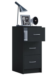 Schwarzer Nachttisch/Kommode mit drei Schubladen und silbernen Griffen, obere Schublade halb geöffnet; darauf Tischlampe, Bilderrahmen und kleiner Wecker, in schräger Frontansicht von rechts.