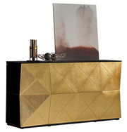 Elegantes Sideboard mit goldener geometrischer Front und schwarzer Oberseite, dekoriert mit Kunstobjekten, aus seitlicher Perspektive.