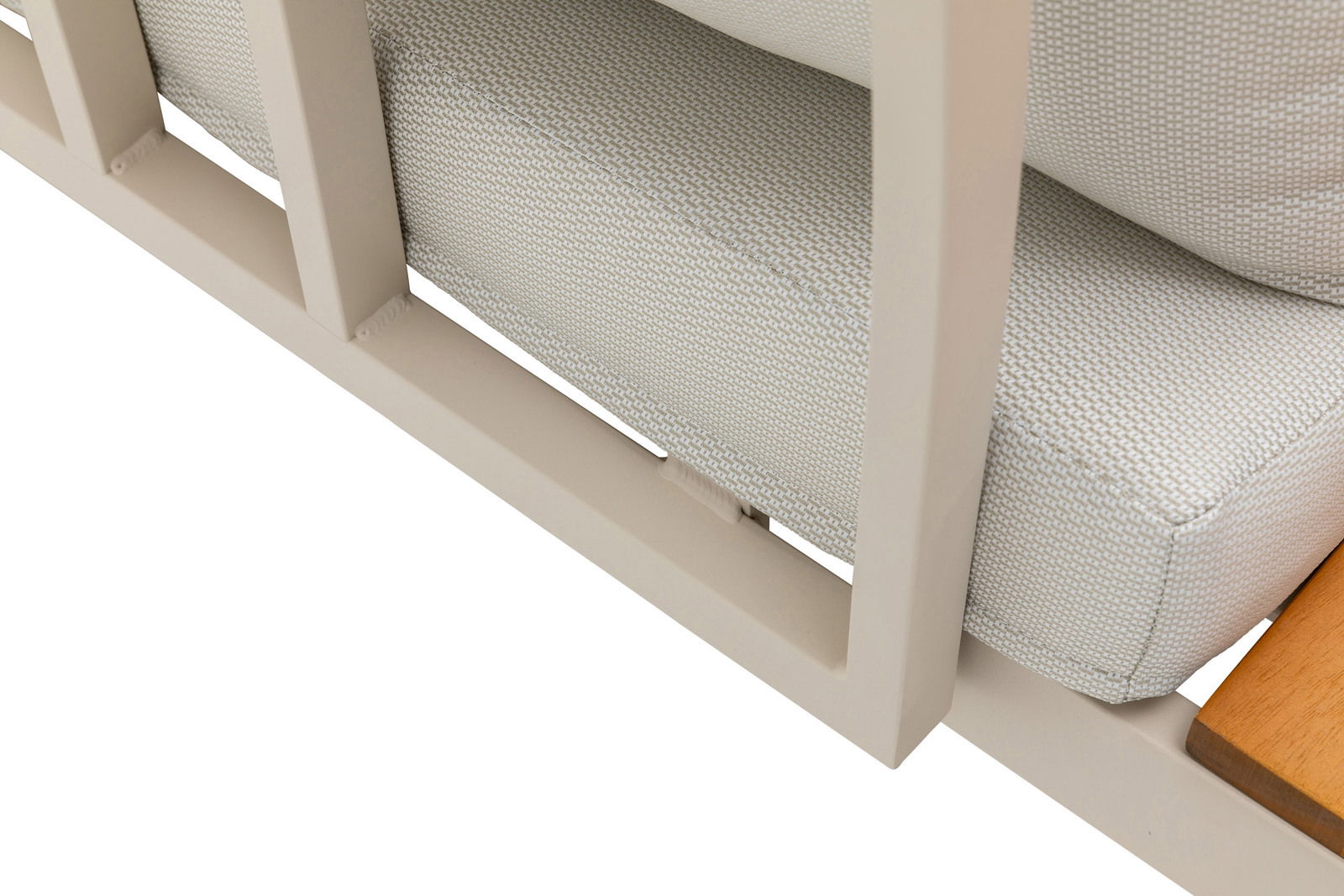 Nahaufnahme der Rückseite einer Gartenlounge mit beigem Rahmen und hellgrauem Polster, seitliche Perspektive.