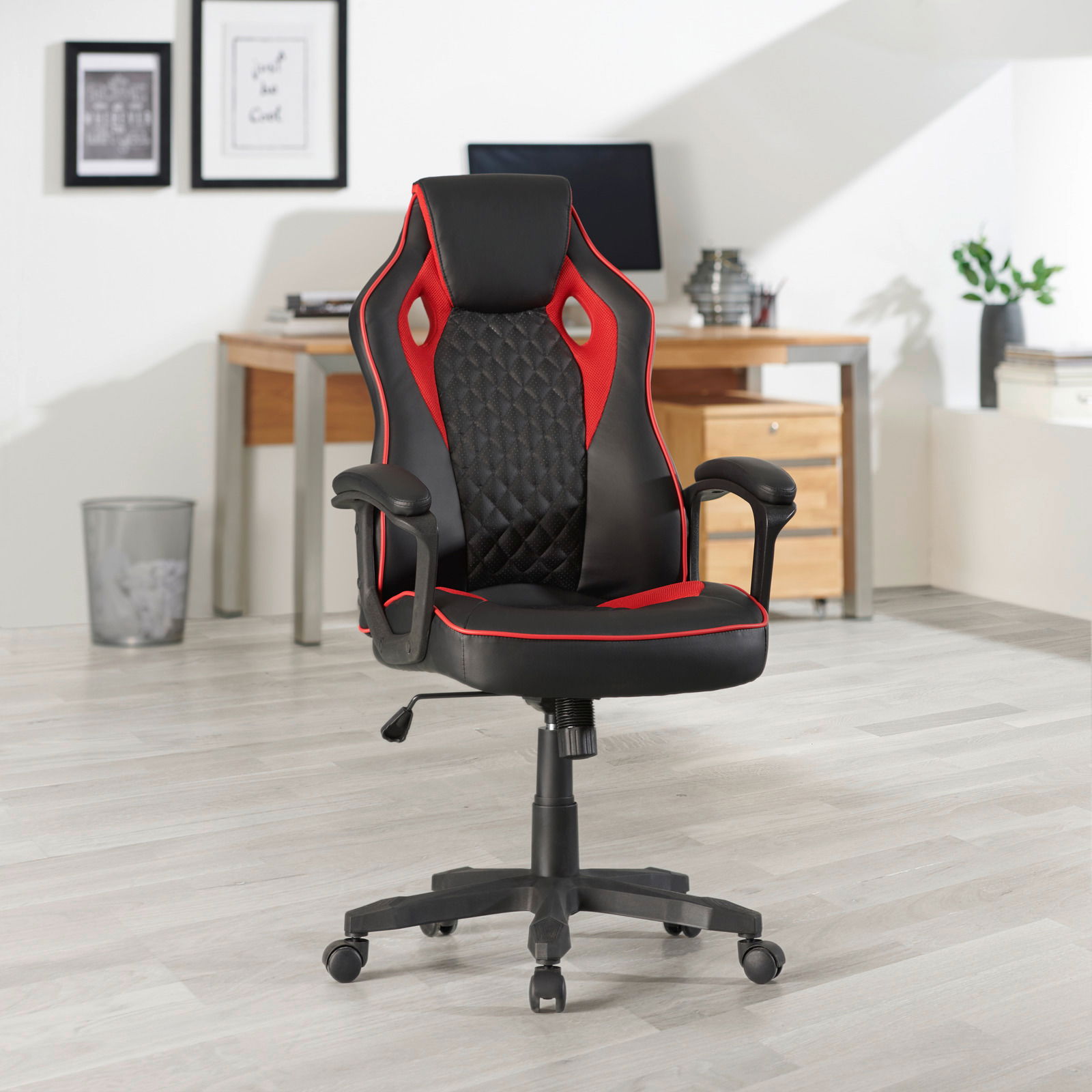 Gaming Stuhl in Schwarz und Rot, Vorderansicht, in einem modernen Büro.