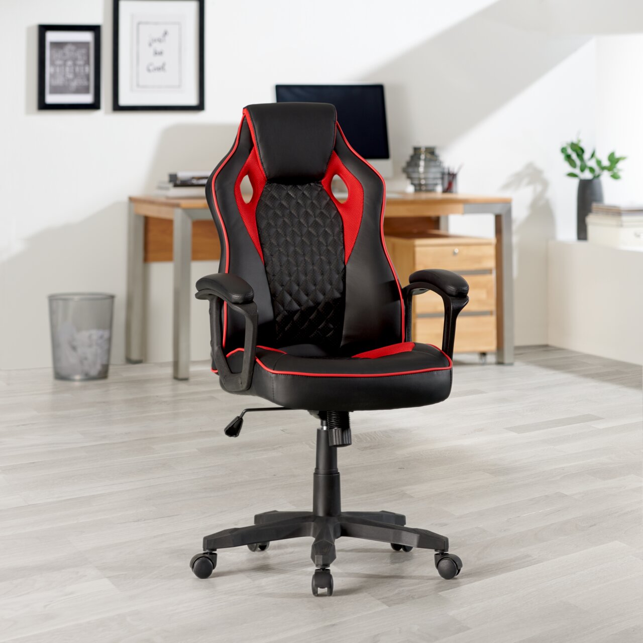 Gaming Stuhl in Schwarz und Rot, Vorderansicht, in einem modernen Büro.