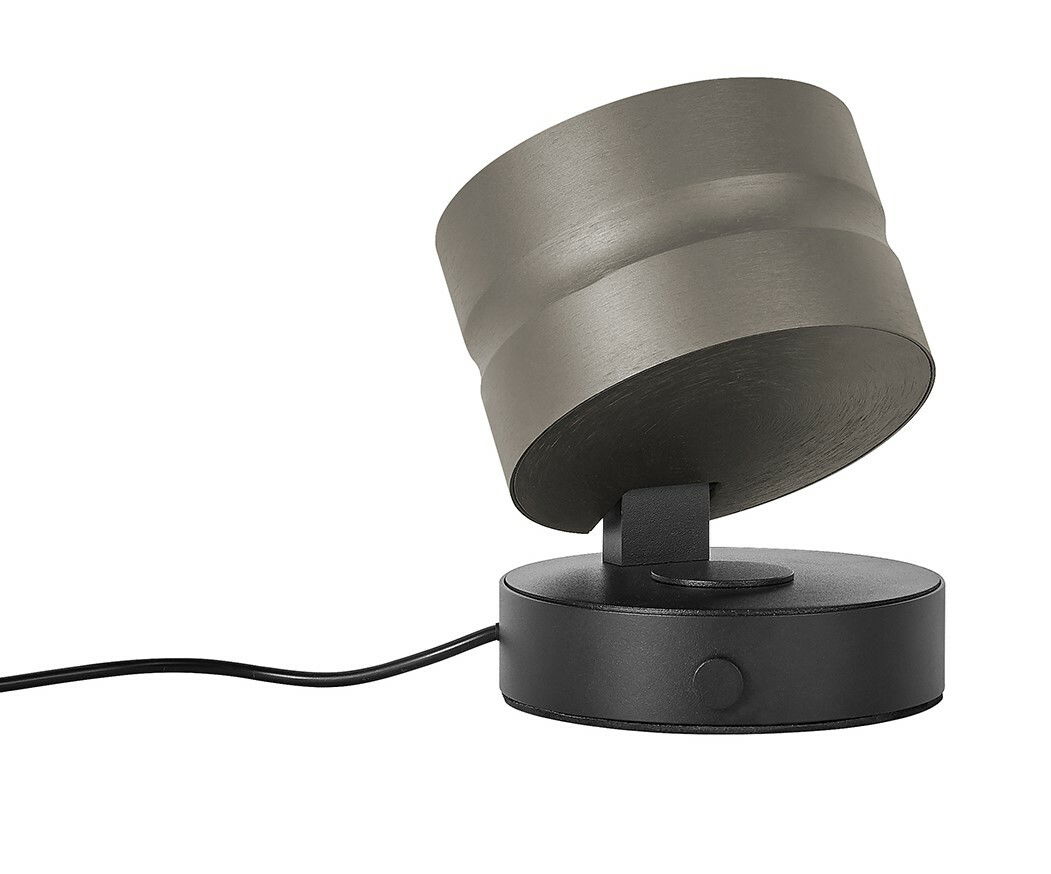 Moderne LED-Tischleuchte in seitlicher Perspektive mit schwenkbarem, zylindrischem Lampenschirm und rundem Sockel.