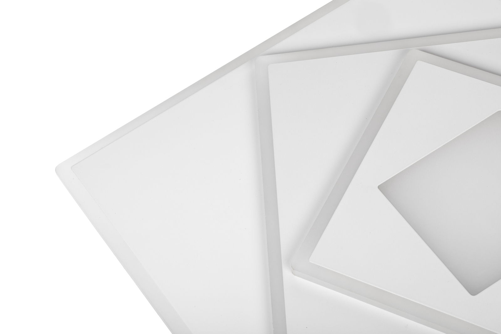 Detailansicht von überlappenden, weißen LED-Deckenleuchten in geometrischen Formen.