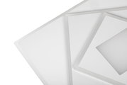 Detailansicht von überlappenden, weißen LED-Deckenleuchten in geometrischen Formen.
