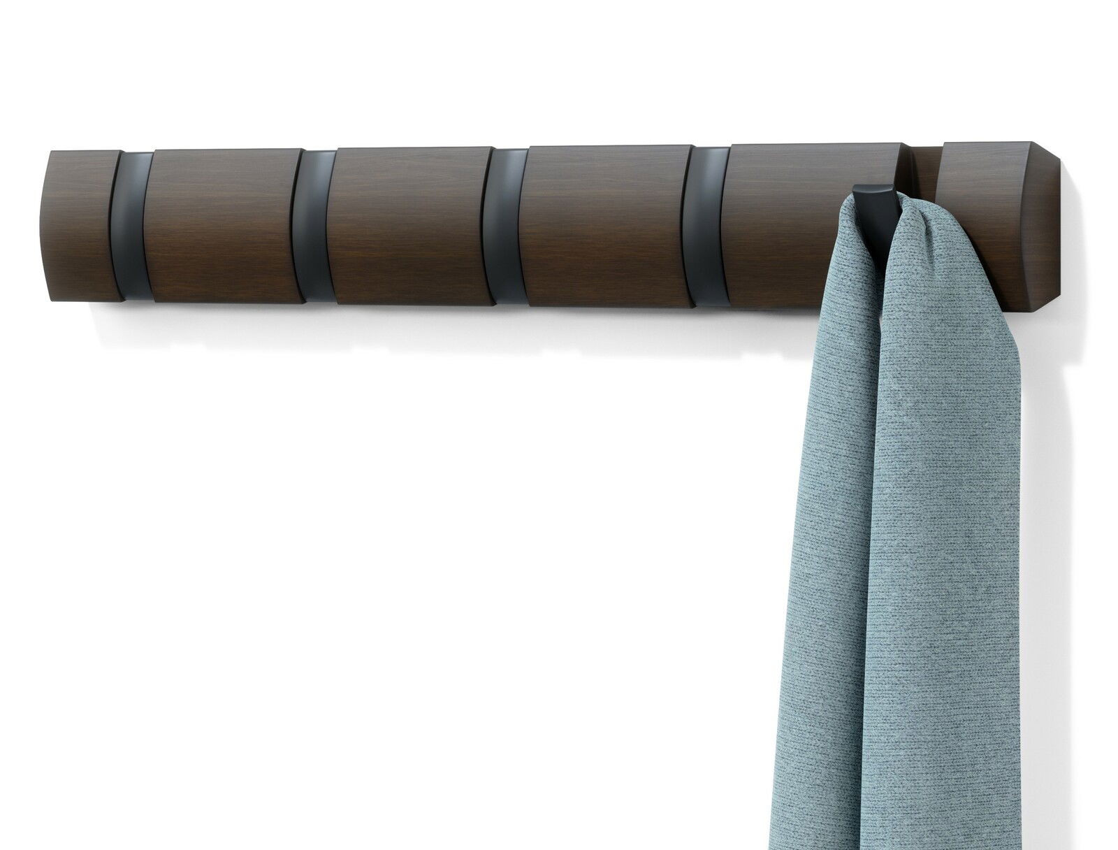 Wandgarderobe aus Holz mit mehreren Haken, an der ein blauer Stoff hängt, seitliche Perspektive