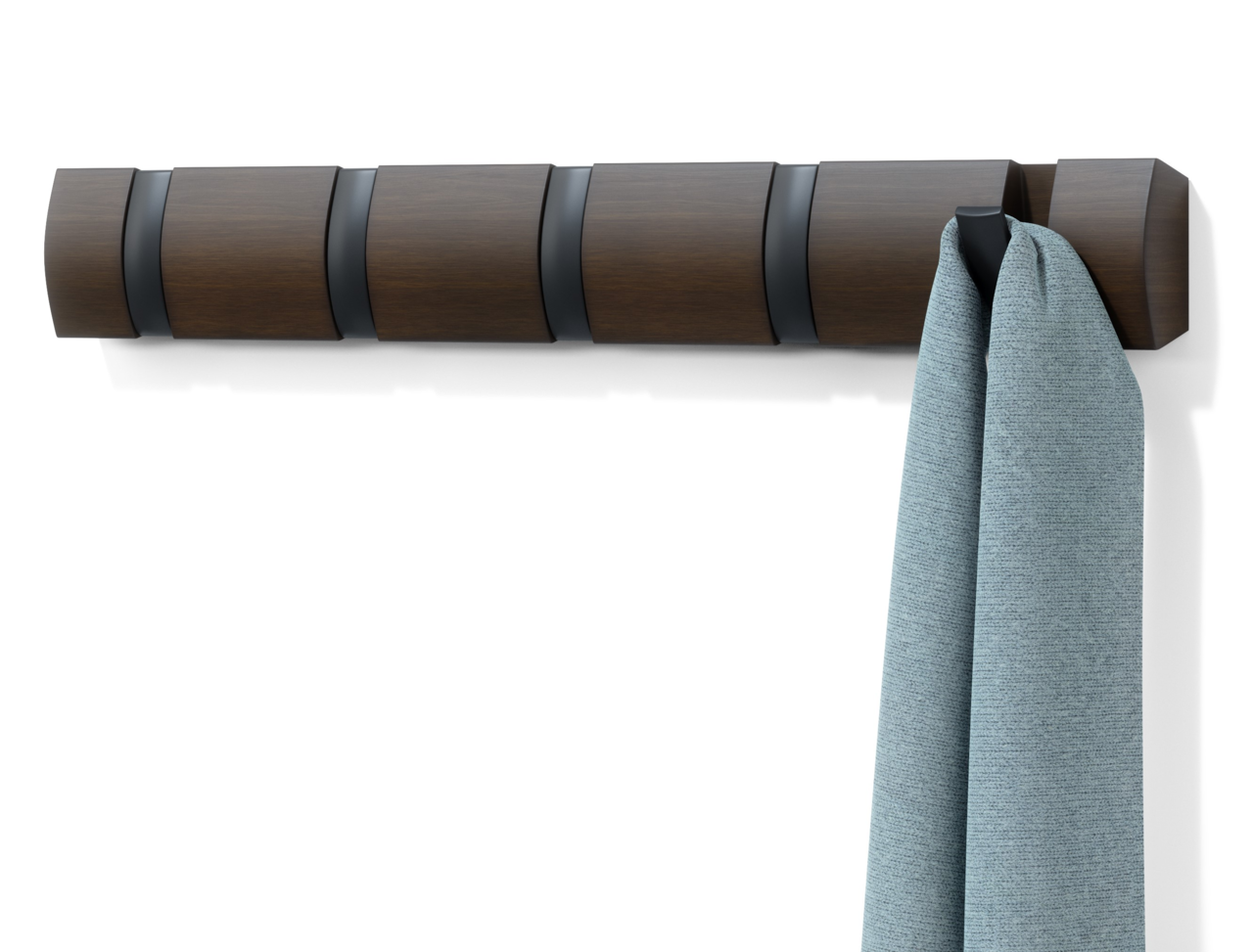 Wandgarderobe aus Holz mit mehreren Haken, an der ein blauer Stoff hängt, seitliche Perspektive