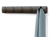 Wandgarderobe aus Holz mit mehreren Haken, an der ein blauer Stoff hängt, seitliche Perspektive